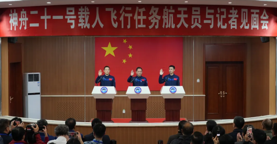 神舟二十一号航天员乘组亮相，大连化物所张洪章研究员出征！